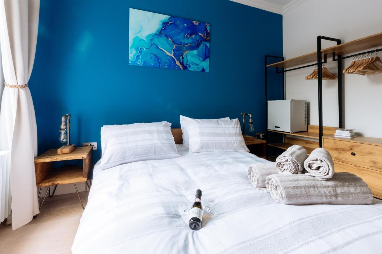 Luxury And Bright Bedrooms In Queens Park London