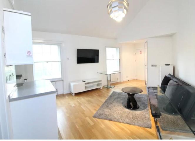 Beautiful 1 Bedroom Penthouse Flat Apartment