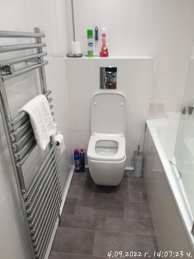 Beautiful 1 Bedroom Penthouse Flat Apartment *