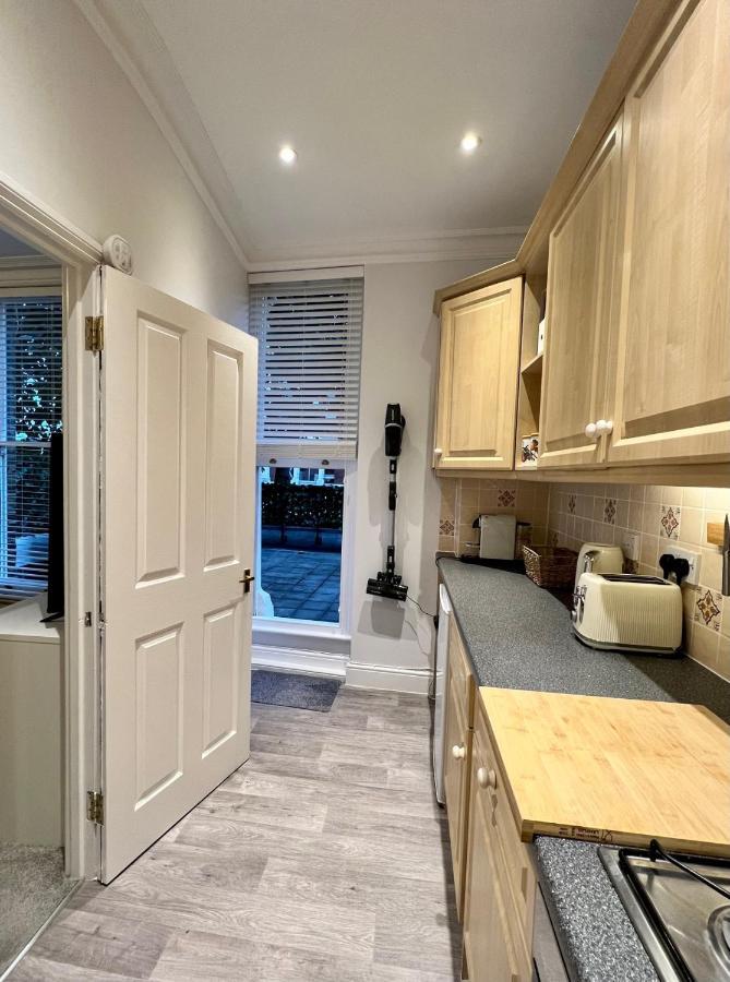 Apartment Stylish One-bedroom With Private Patio In Zone 2 London