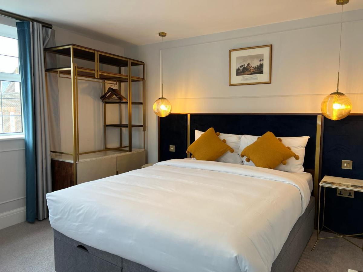 Three Falcons Hotell 4*