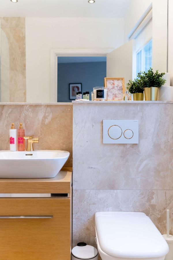 Сasa de vacaciones Stunning Camden House With Private Terrace & Free Parking Londres