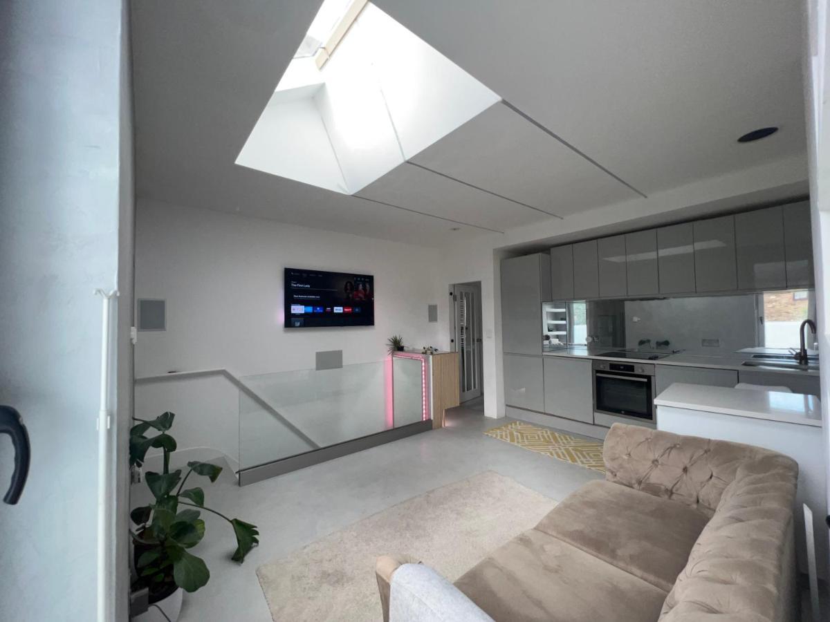 Stunning Contemporary 2 Bed With Parking Apartment London