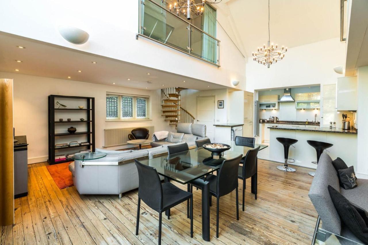 Unique 2 Bedroom Converted Artists Studio Londen