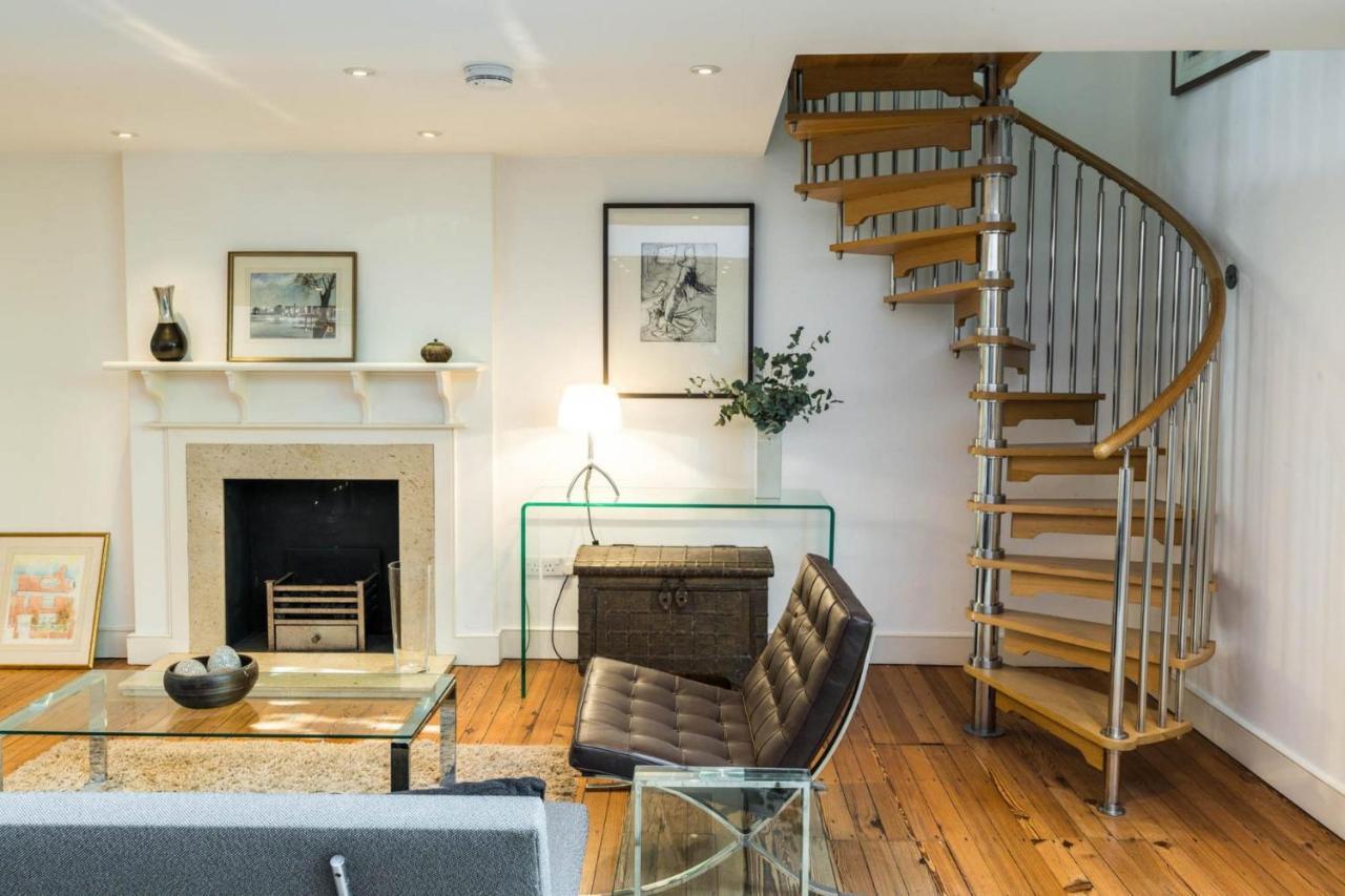 Unique 2 Bedroom Converted Artists Studio Londen