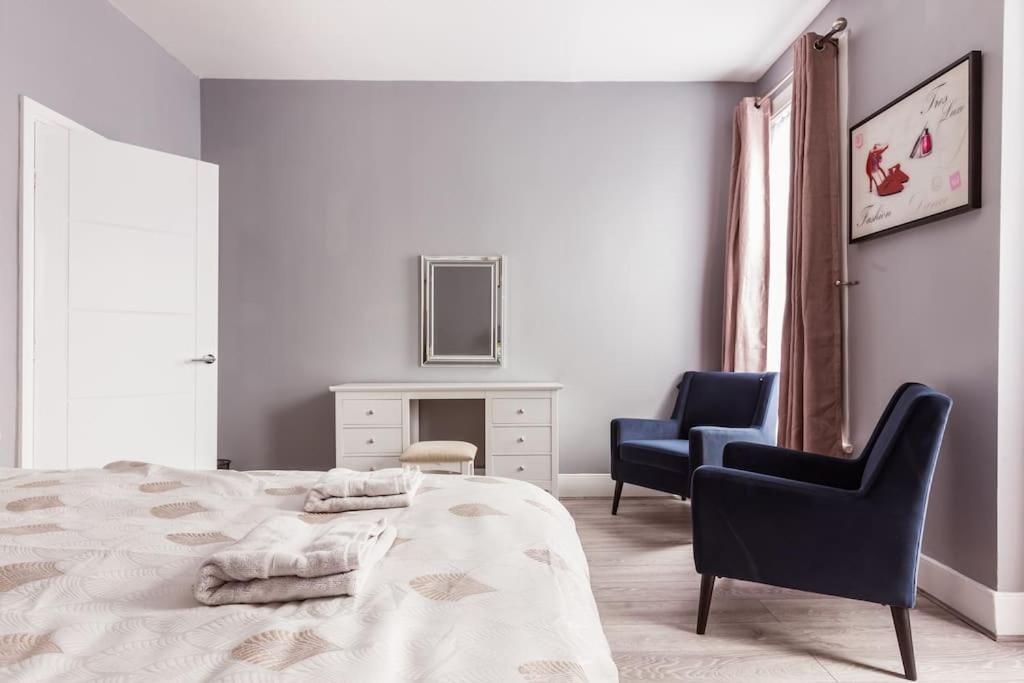 4 Bedroom House, 2 Min Walk From Station Ferienhaus London