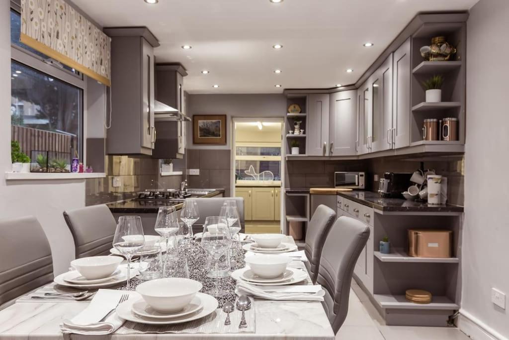 4 Bedroom House, 2 Min Walk From Station Ferienhaus London