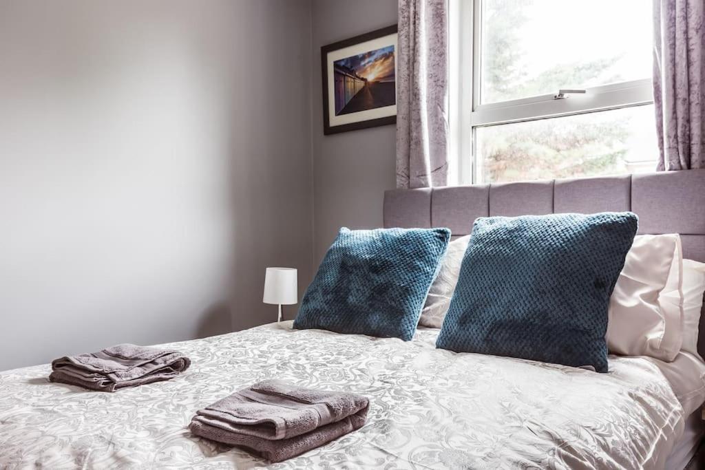 Ferienhaus 4 Bedroom House, 2 Min Walk From Station