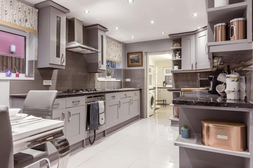 4 Bedroom House, 2 Min Walk From Station Ferienhaus London