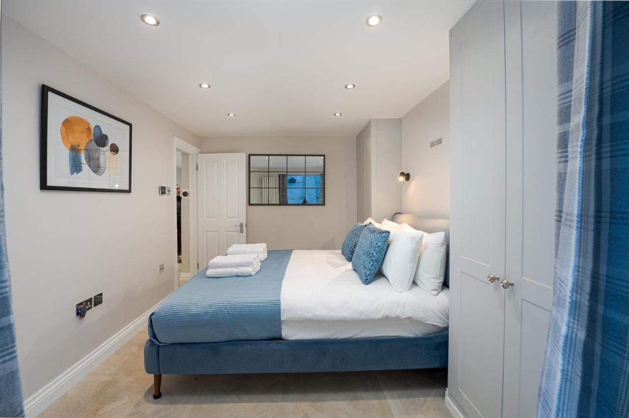 Clarendon Rd By Capital * London