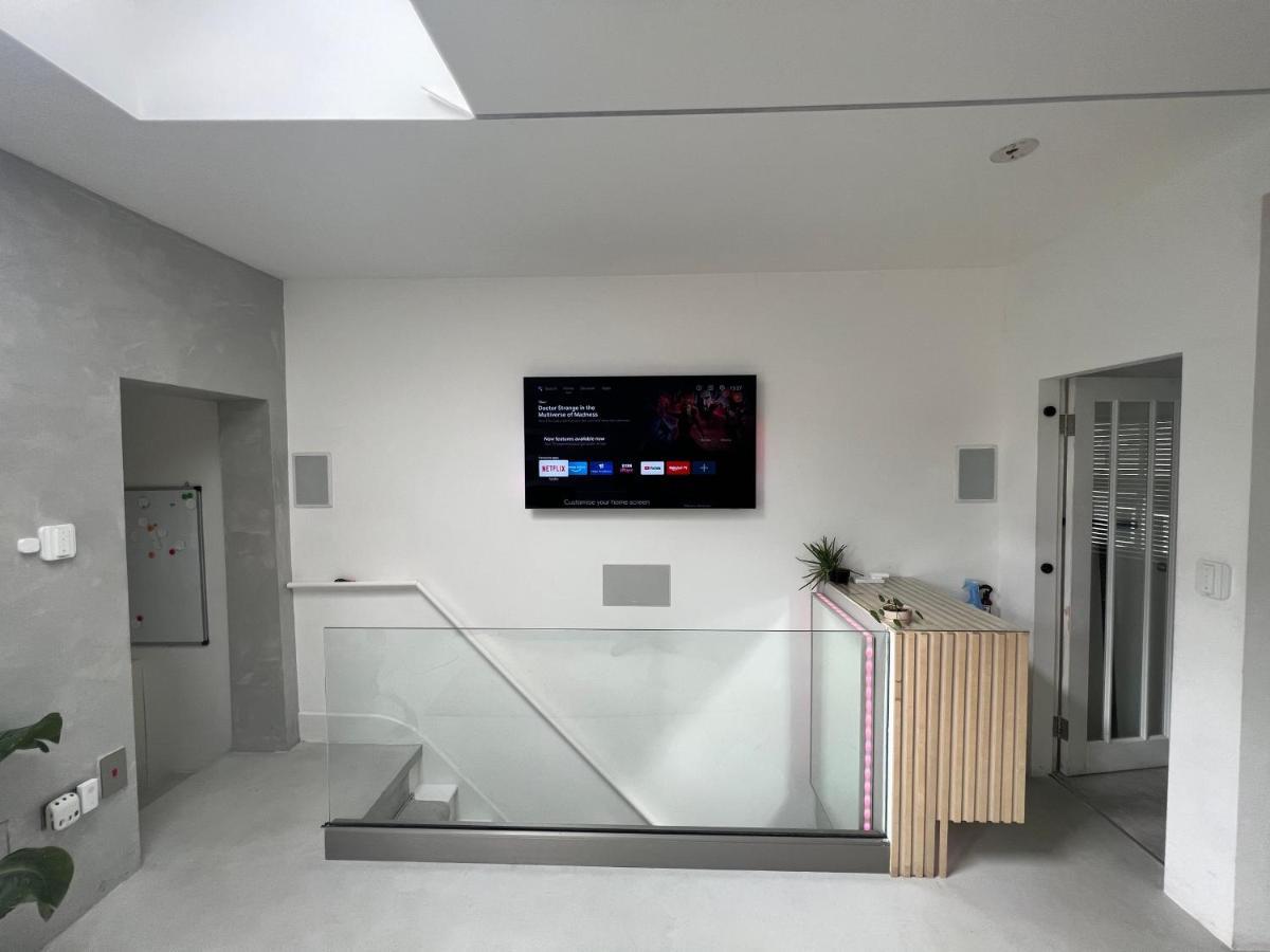 Stunning Contemporary 2 Bed With Parking *