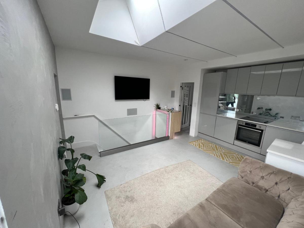 Stunning Contemporary 2 Bed With Parking *
