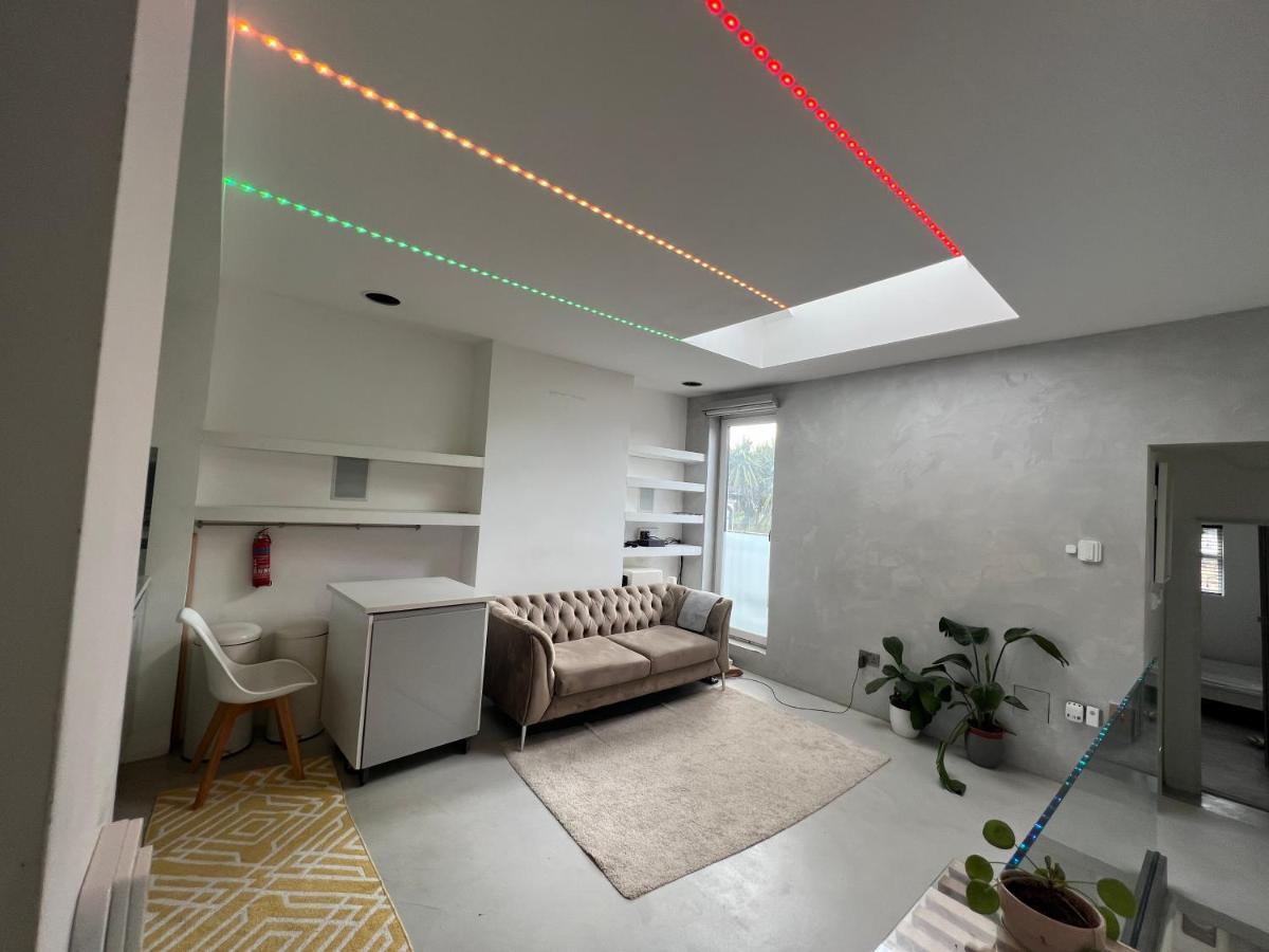 Stunning Contemporary 2 Bed With Parking London
