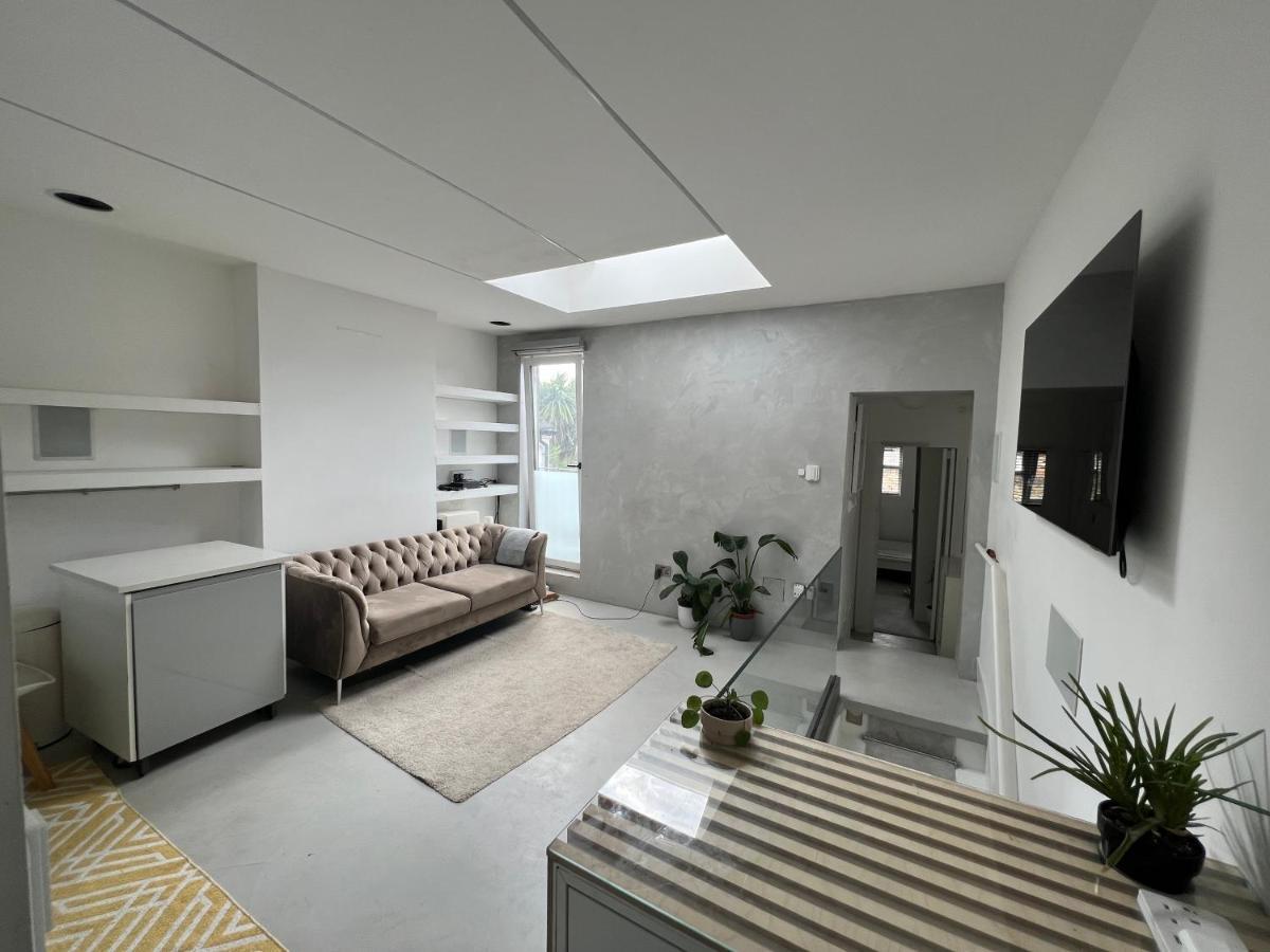 Stunning Contemporary 2 Bed With Parking London