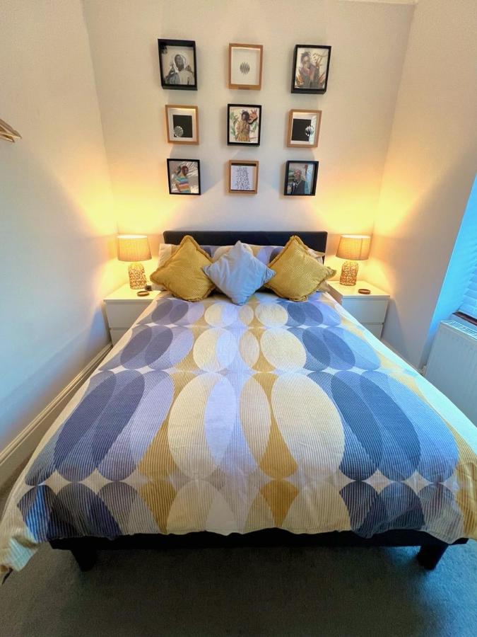 Stylish One-bedroom With Private Patio In Zone 2 Apartment *