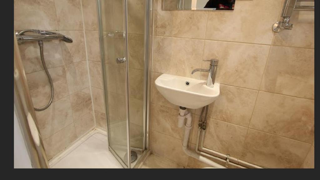 Redecorated Double With Shared Bathroom And Kitchen