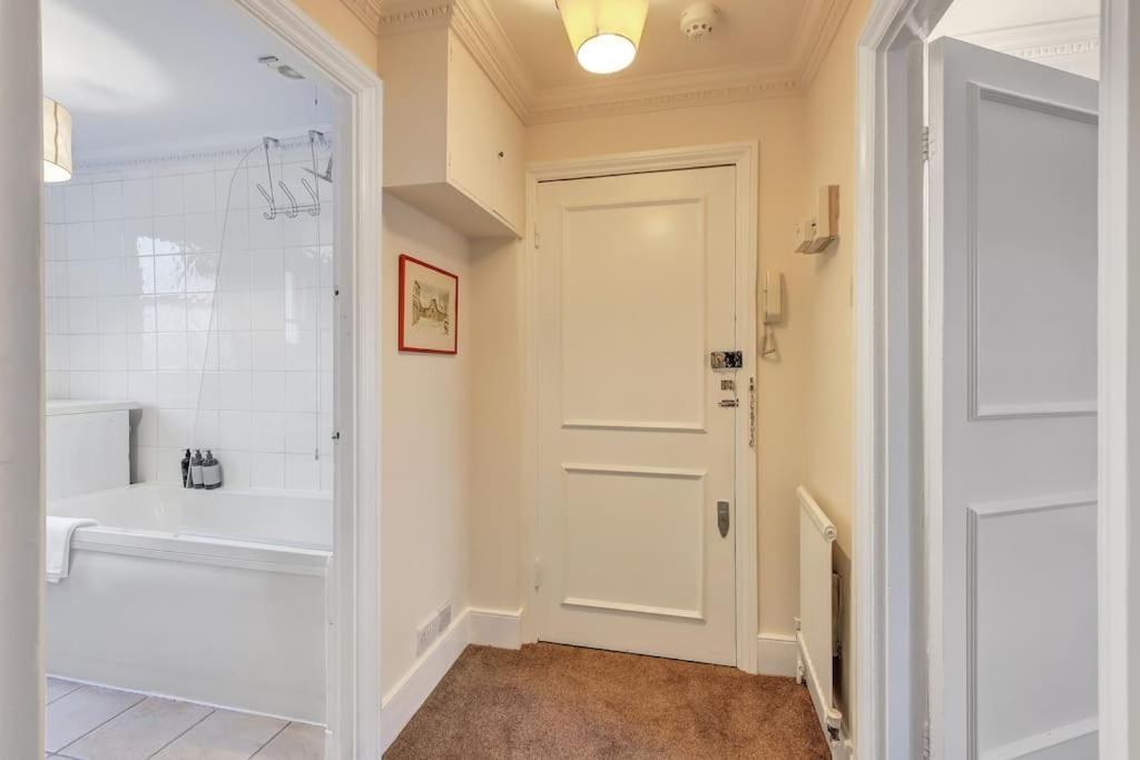 Chic One Bedroom Chelsea *