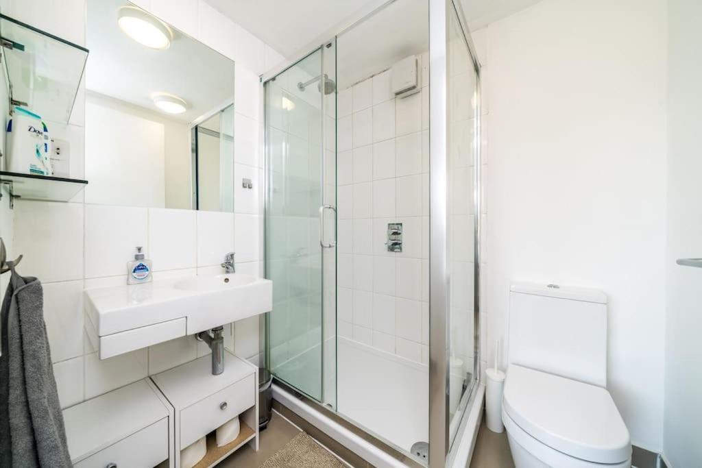 2-bed 2-bath Flat Around The Corner From Portobello Market * Londen