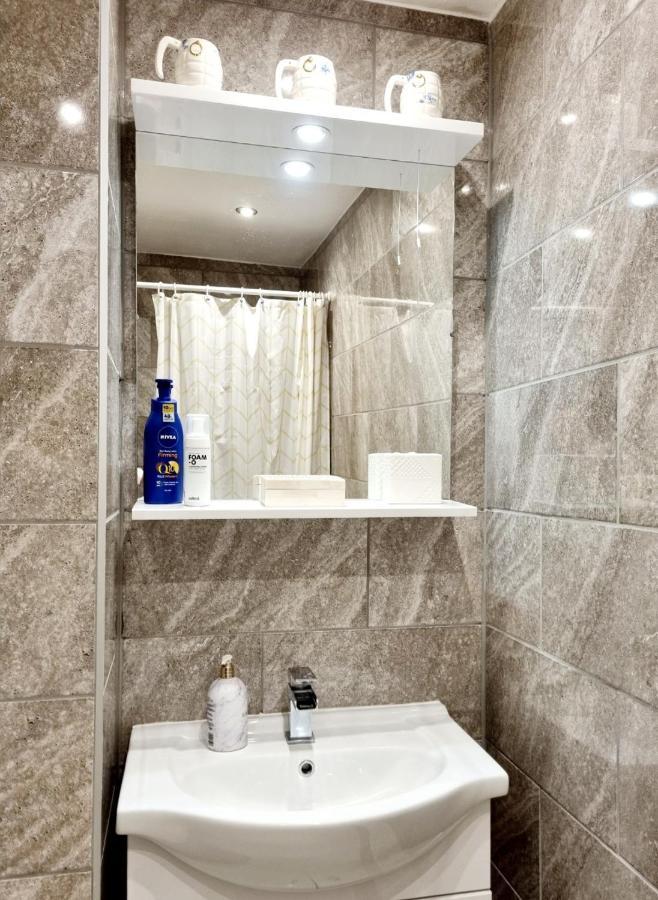 Live Like A Celebrity On Millionaire's Row Homestay *