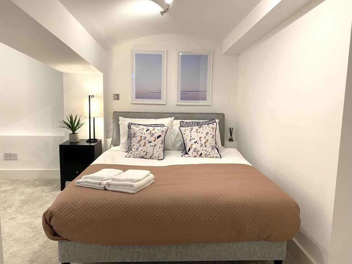 Modern Luxurious 3 Bed Flat With Private Garden & Bbq Apartment London