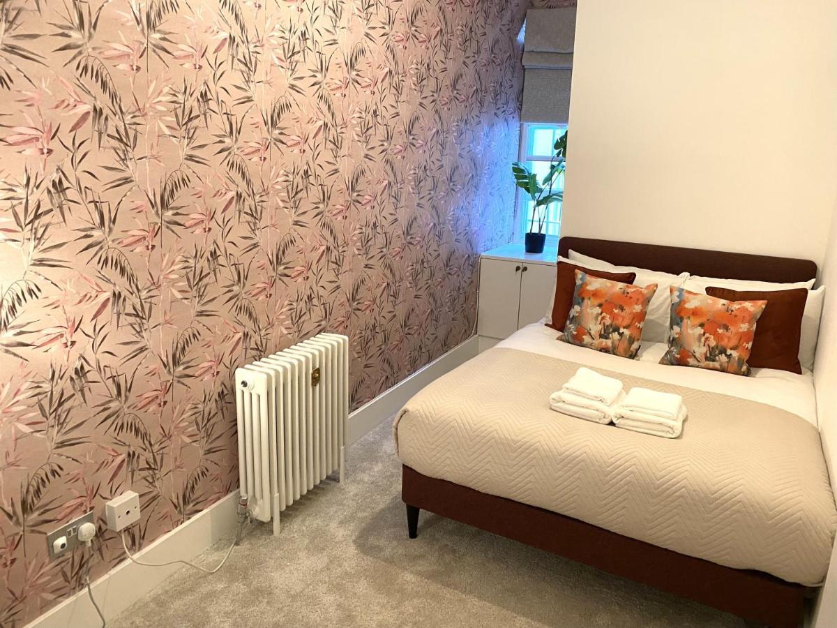 Modern Luxurious 3 Bed Flat With Private Garden & Bbq * London