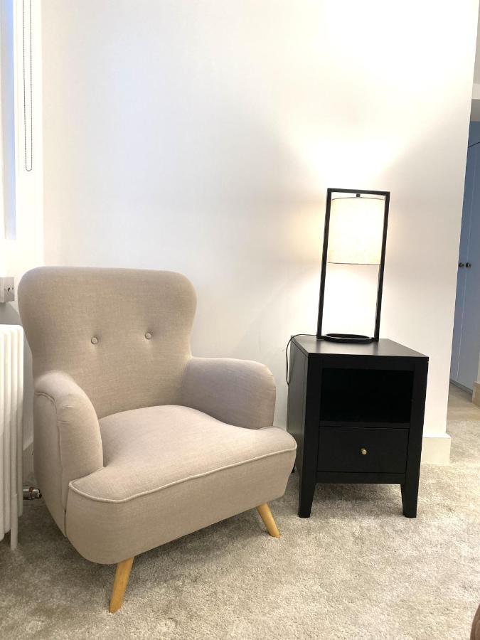 Modern Luxurious 3 Bed Flat With Private Garden & Bbq Apartment London