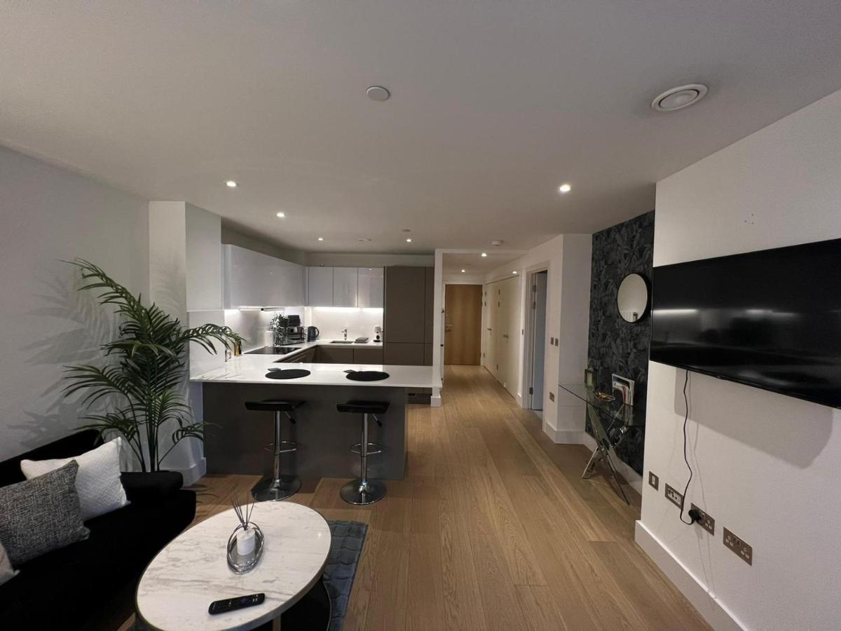 Beautiful In Wembley Apartment *