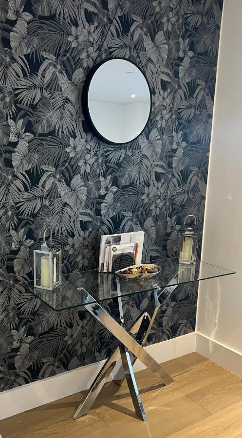 Beautiful In Wembley Apartment
