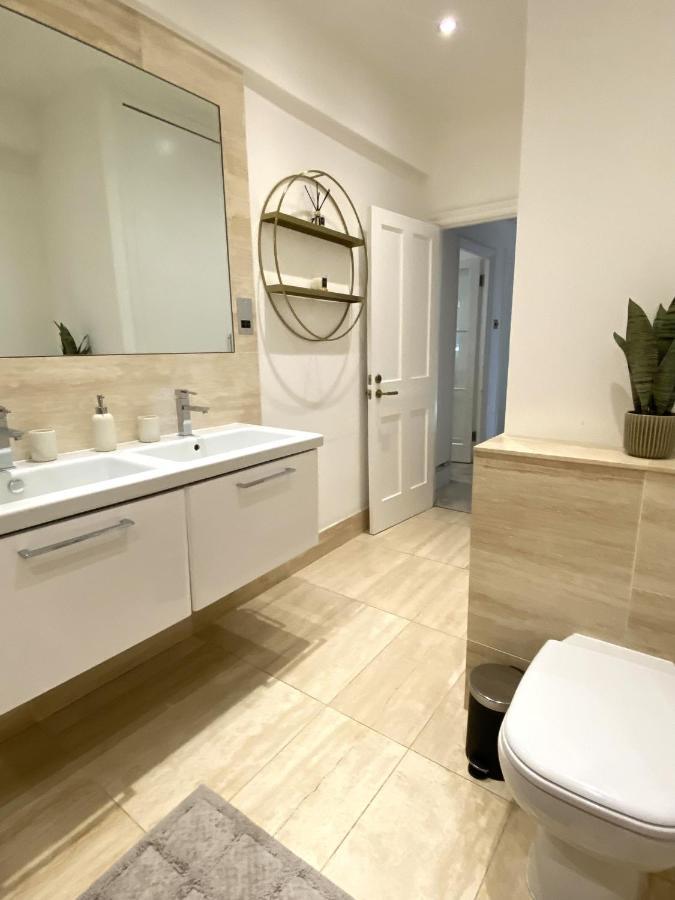Modern Luxurious 3 Bed Flat With Private Garden & Bbq *