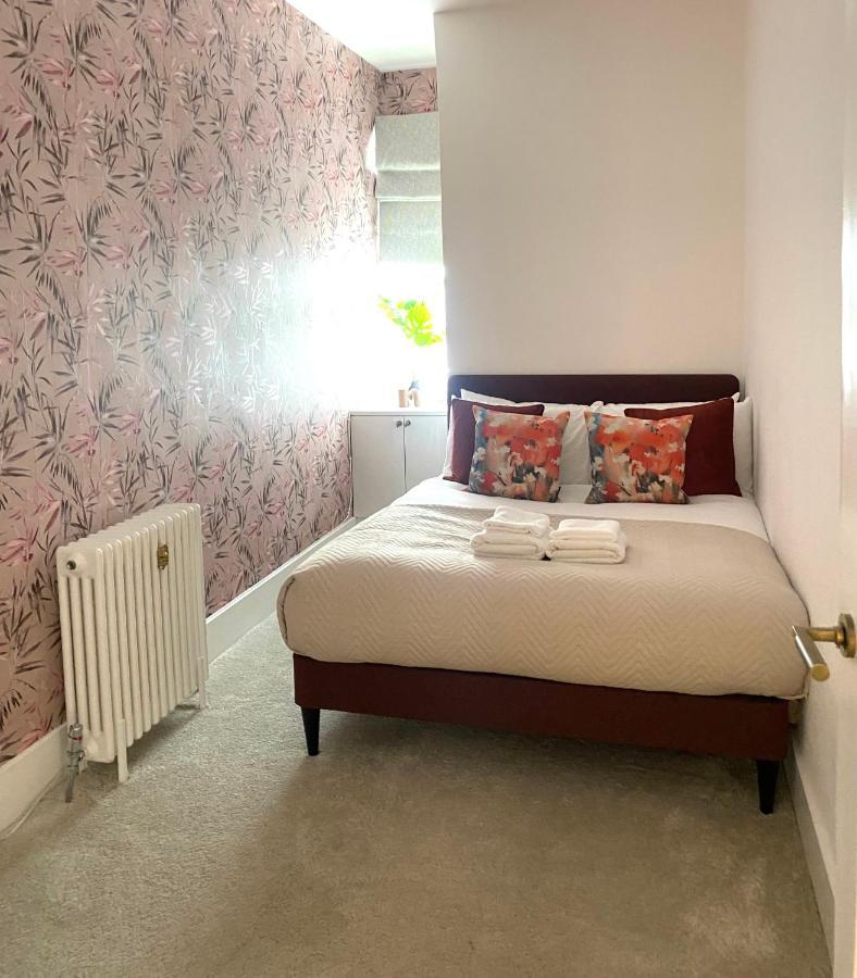 Modern Luxurious 3 Bed Flat With Private Garden & Bbq Apartment