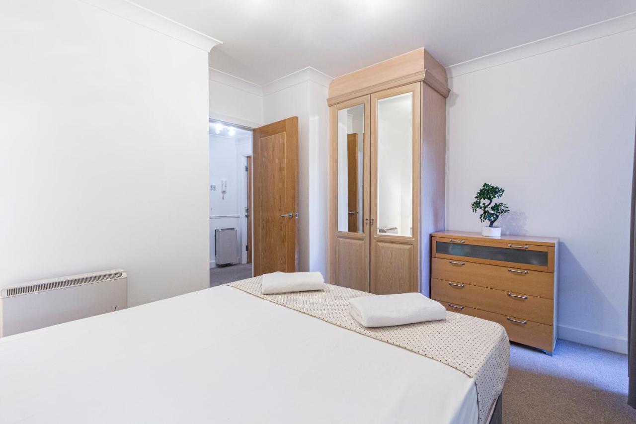 Thames River Apartment *