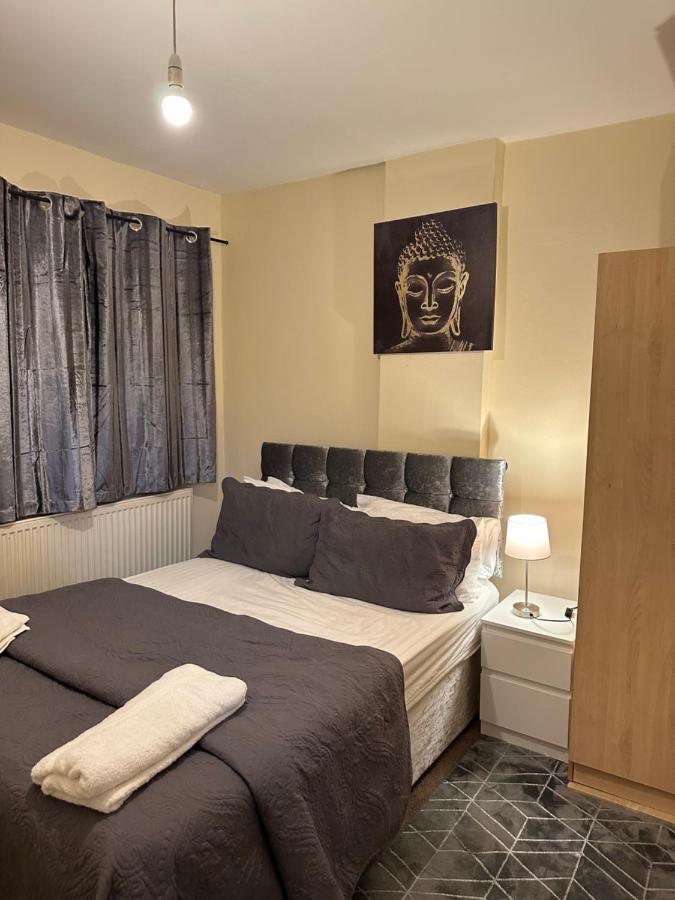 Amazing And Lovely 2- Bedroom First Floor Flat * London