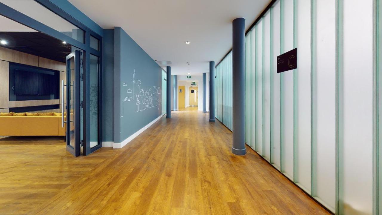 For Students Only Iq Will Wyatt Court London * Londres