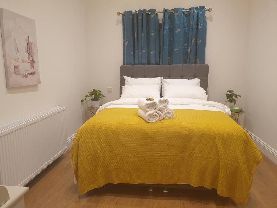 New - Private King Bed -put- With Terrace, Free Parking, Near Tube Leilighet London
