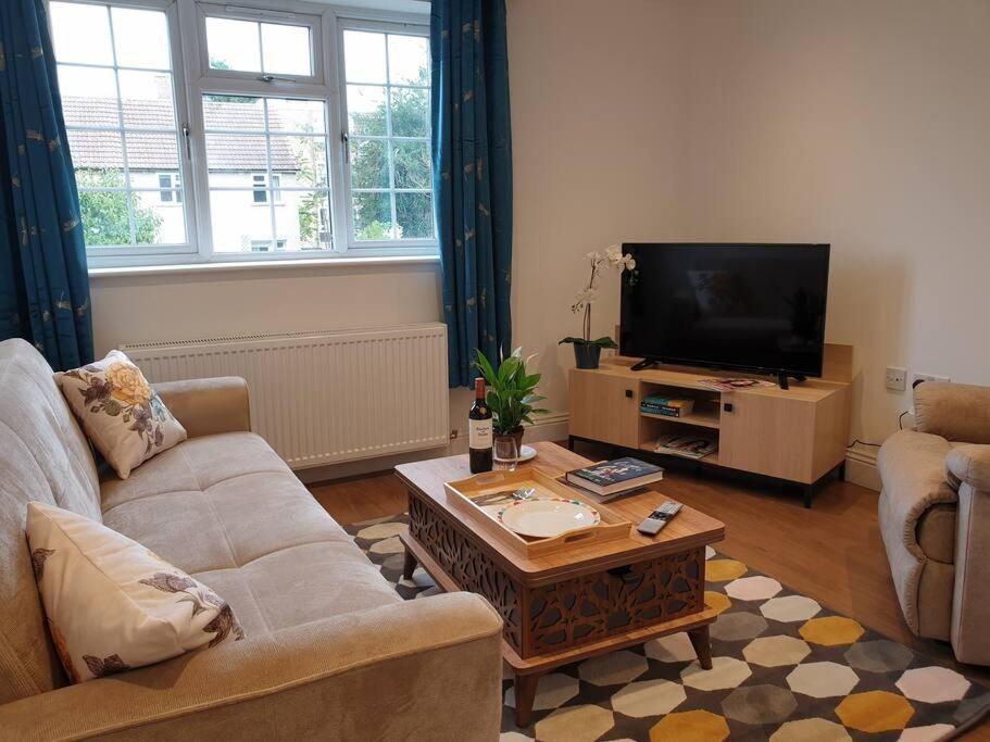 Leilighet New - Private King Bed -put- With Terrace, Free Parking, Near Tube