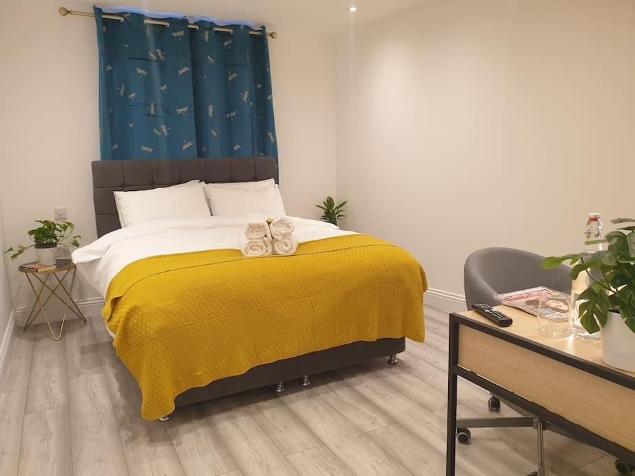 New - Private King Bed -ric- Free Parking, Terrace, Near Tube Apartment