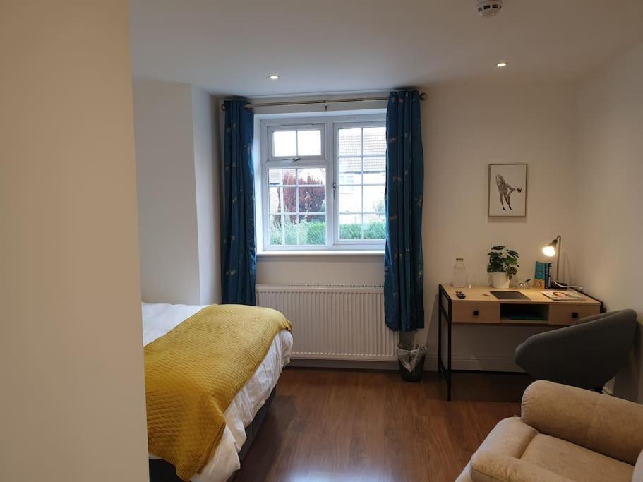 New - Private King Bed -ric- Free Parking, Terrace, Near Tube * London
