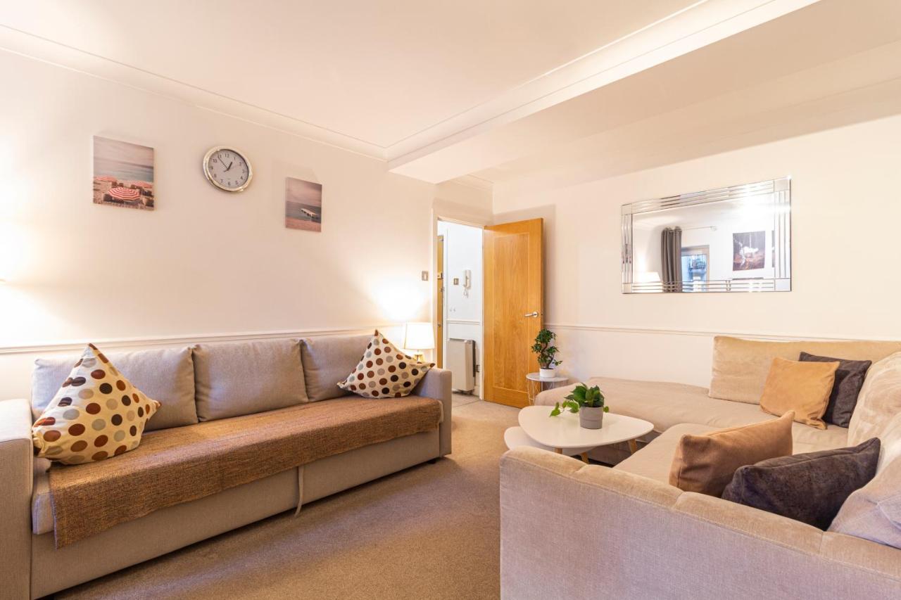 Thames River Apartment *