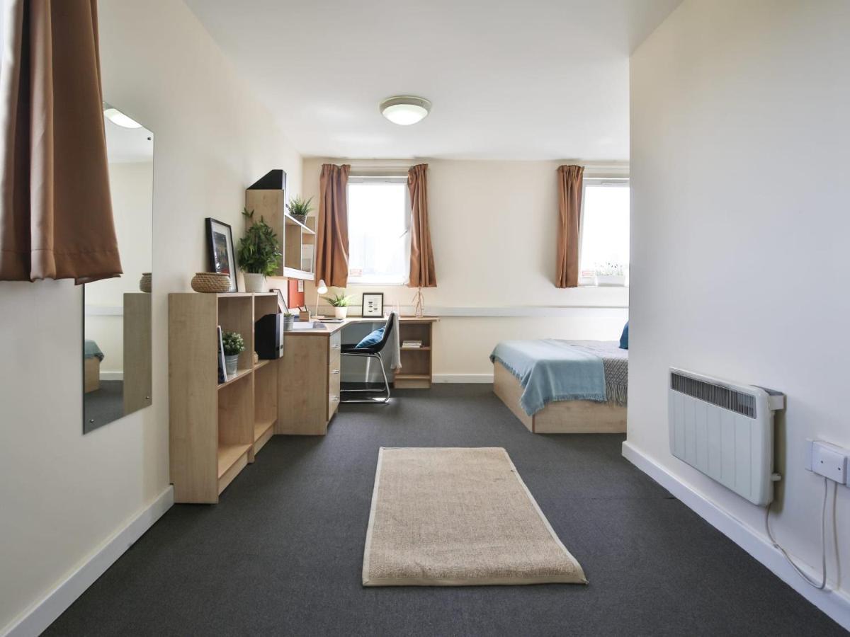 For Students Only Iq Will Wyatt Court London Londres