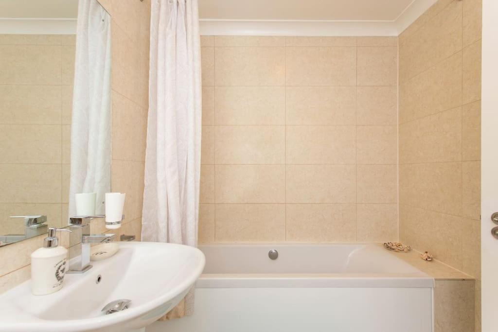 2 Bed Flat Near Westfield, West Leilighet