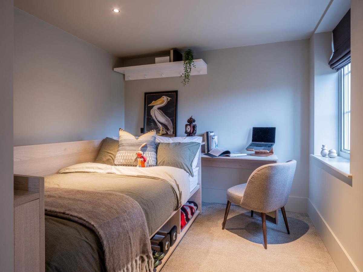 Stylish Studios, Southfields Station - Sk *