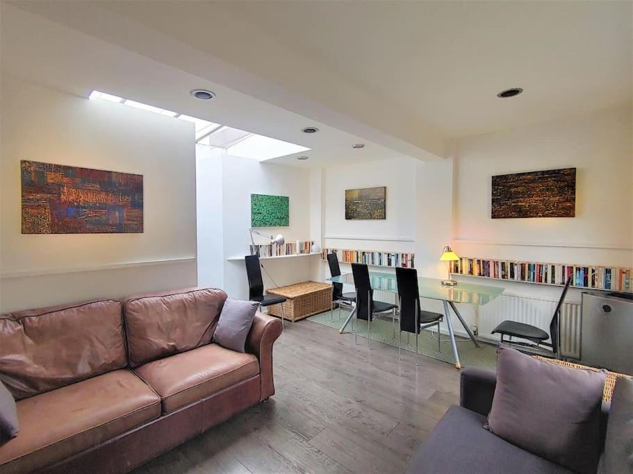 Stylish Near Carnaby Street, Sleeps 4. Leilighet *