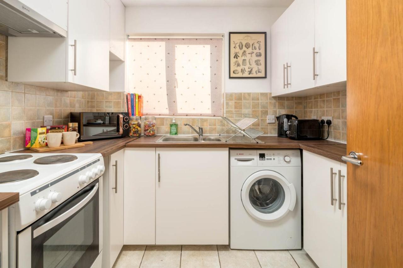 2 Bedroom Flat Near Excel Apartment