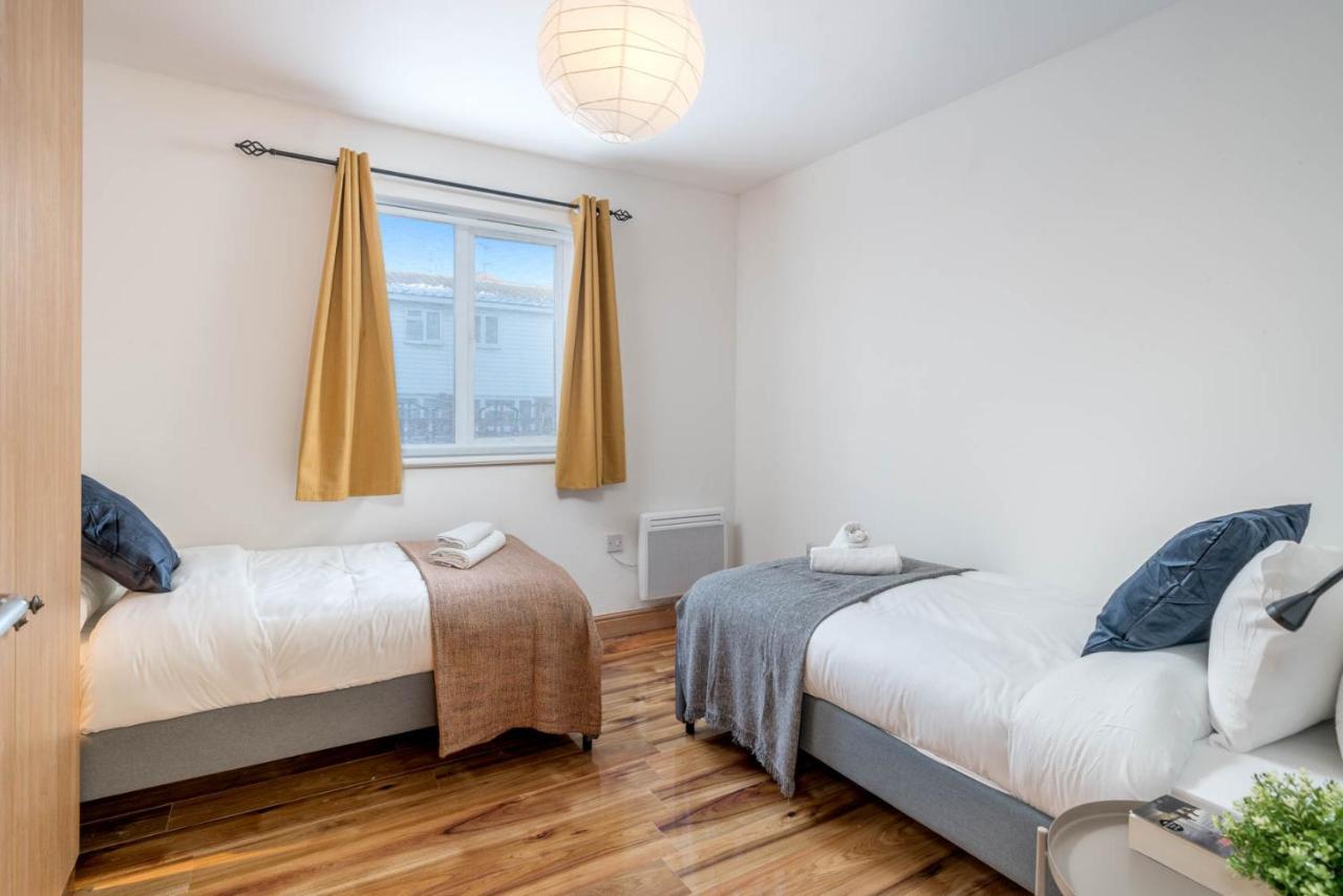 2 Bedroom Flat Near Excel Apartment London