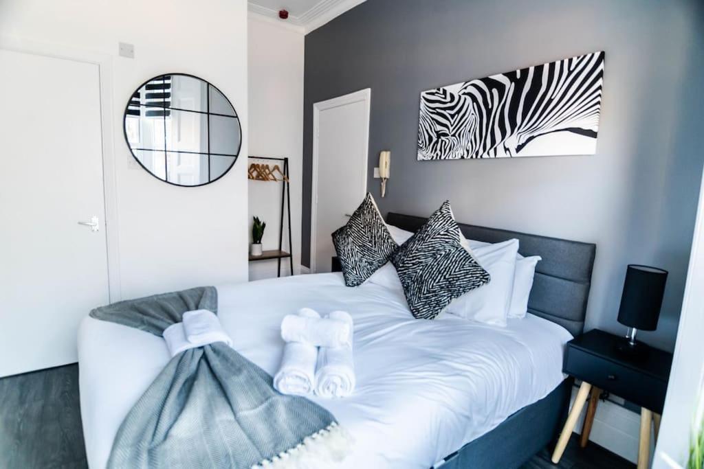 Chic In Prime Location Apartment *