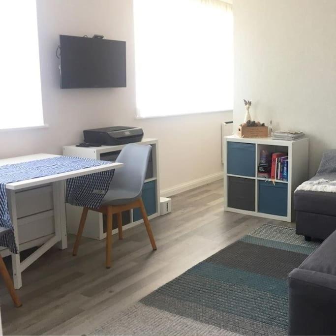 Cosy Flat, Great Location!