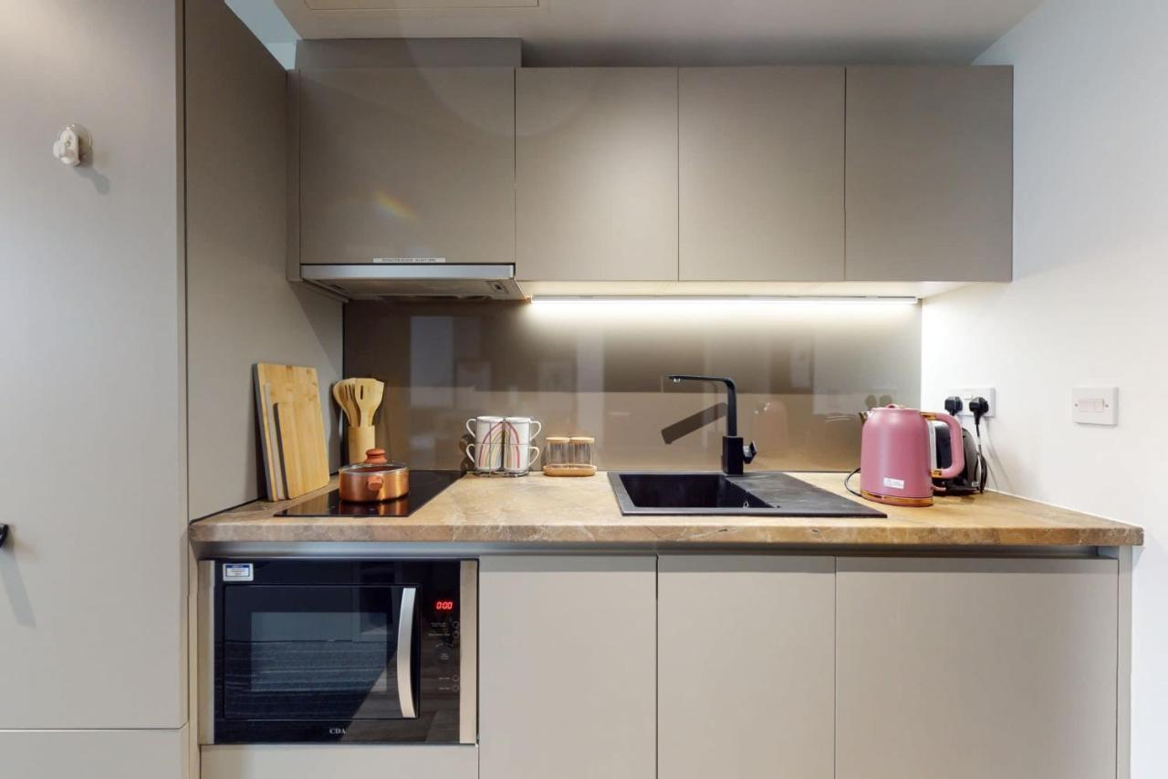Apartment Chapter Ealing: With Tube Station Access London