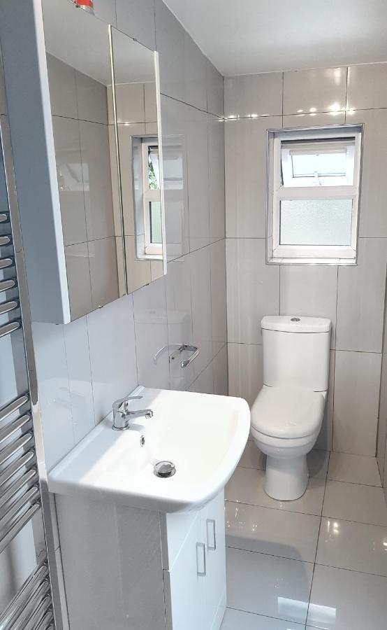 Luxurious House Near Excel- Air Conditioning, 9 Beds, 2 Baths, Garden, Fast Wifi Londres