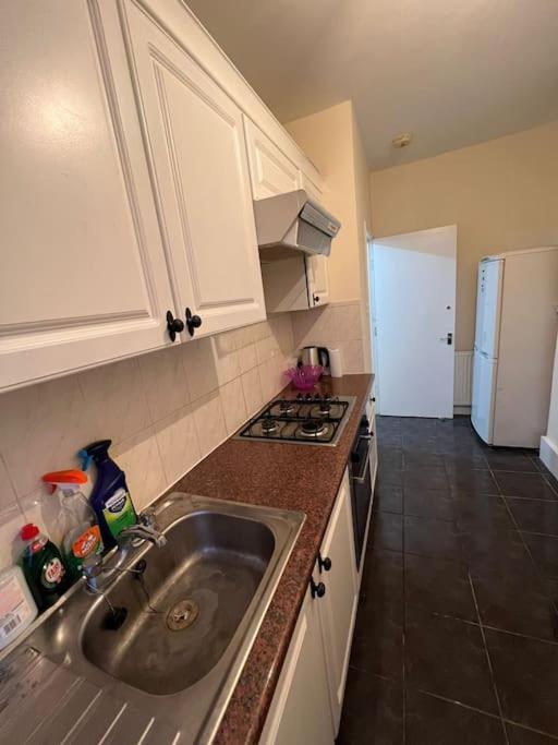 Leilighet 003- Lovely 1-bedroom Very Close To London