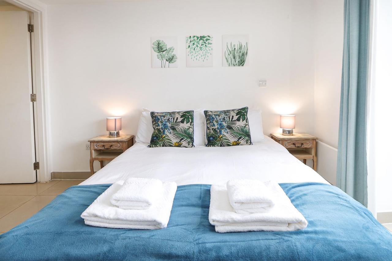 Appartement 2-bed 2-bath Flat Around The Corner From Portobello Market Londen
